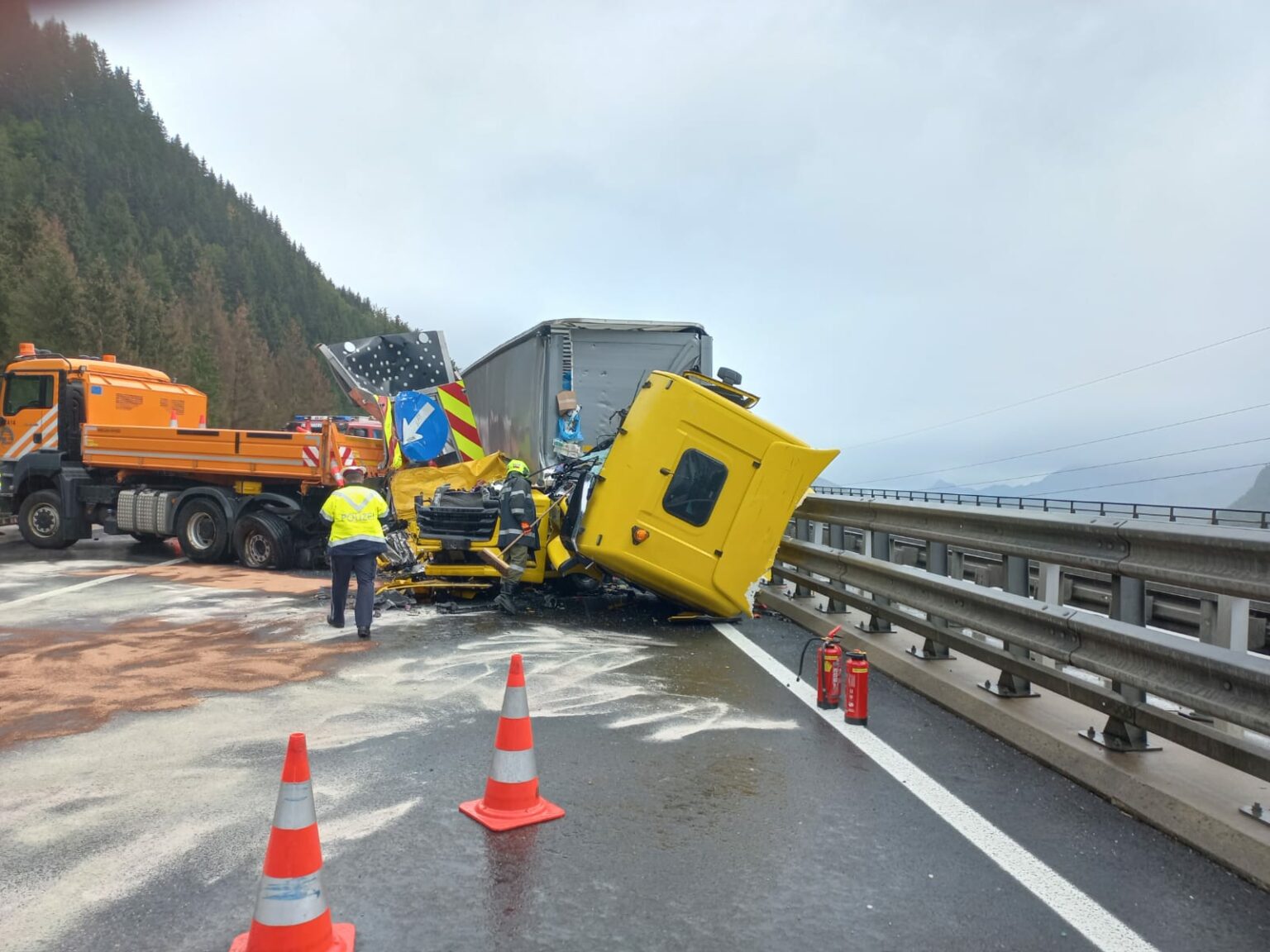 schwerer LKWUnfall auf der A9 nach Bosrucktunnel FFFrauenberg an